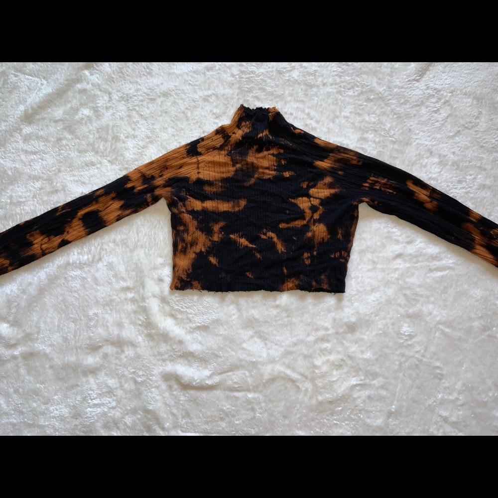 Mock neck tie dye black crop top long sleeve